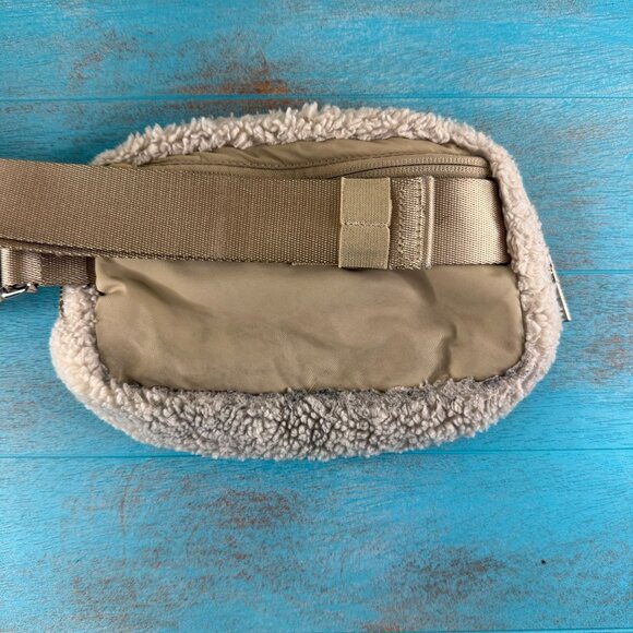 Lululemon Athletica Everywhere Belt Bag 1L Sherpa Fleece Off-White/Beige - Picture 9 of 12